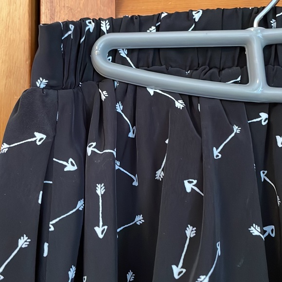 Lauren Conrad mini skirt, M, black with arrow print - Picture 3 of 7